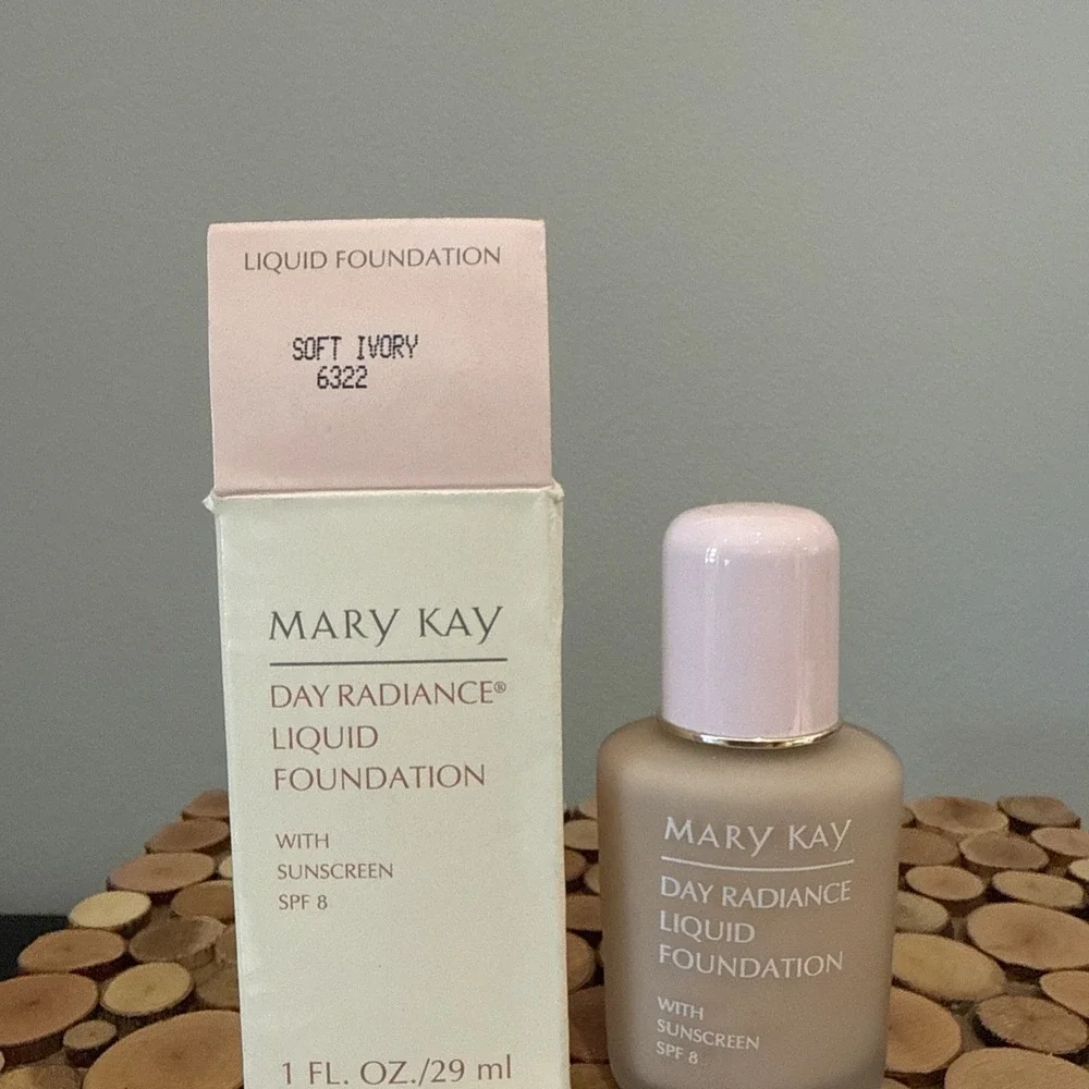 MARY KAY Day Radiance Liquid Foundation Soft Ivory 6322‎   New Old Stock